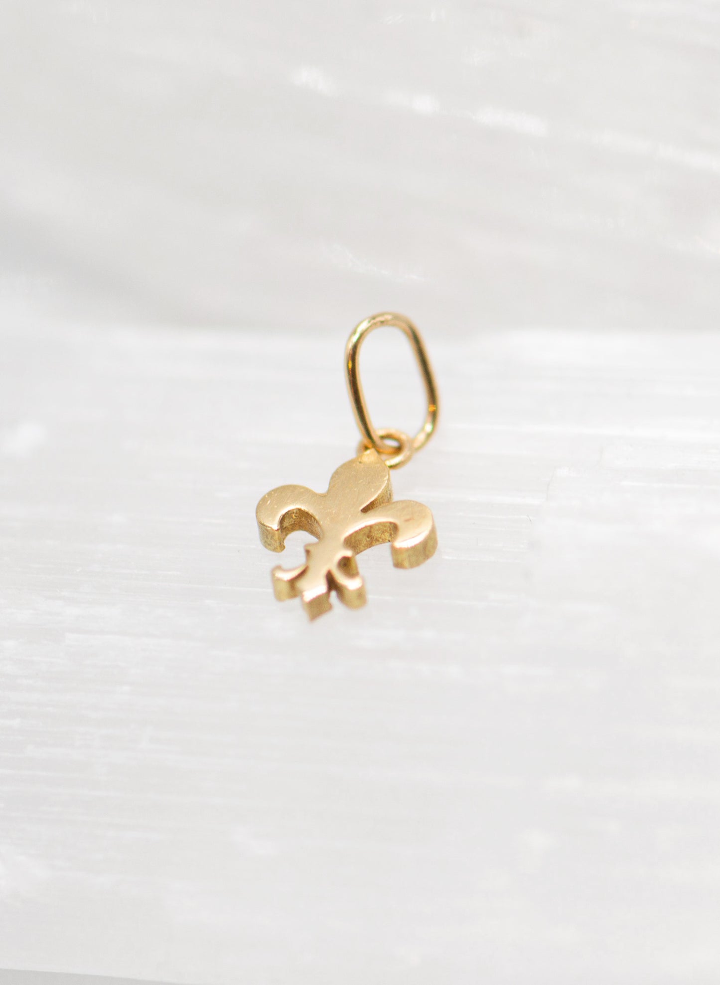 Tiny Fleur de lis Charm 00107