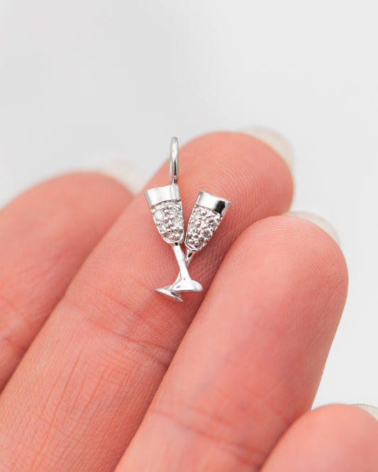 Clinking champagne glasses 00136