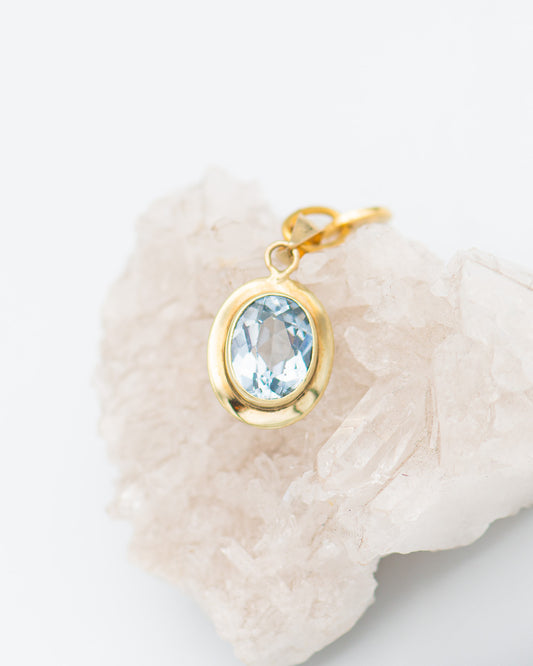 Pendant with oval light blue gem 0092
