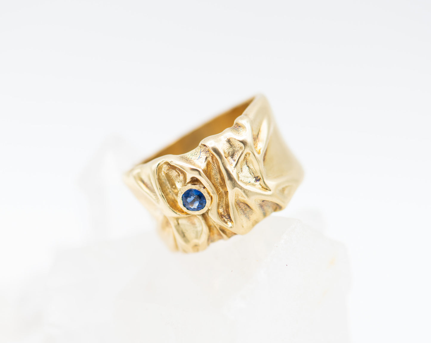 Wrinkled texture Sapphire ring