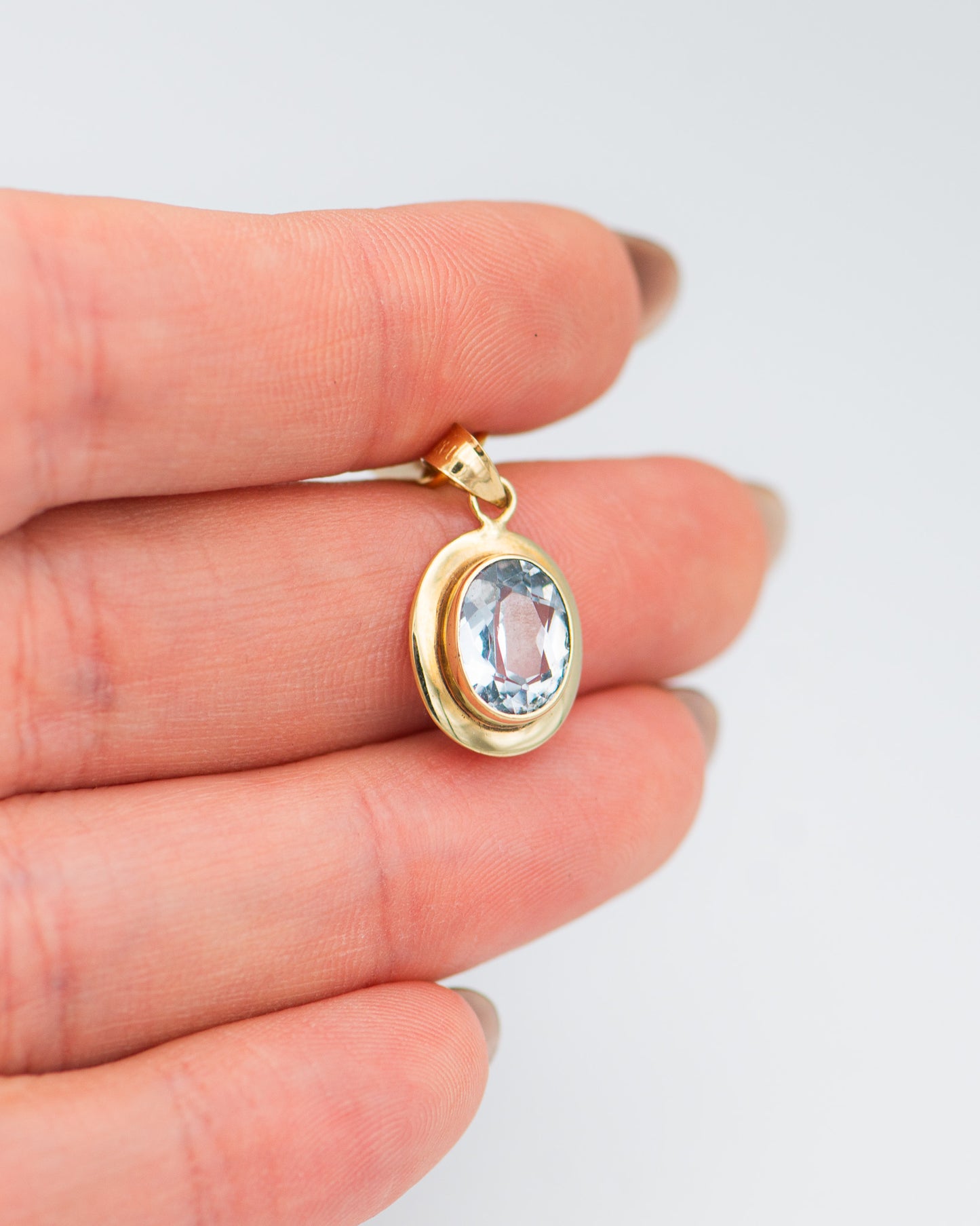 Pendant with oval light blue gem 0092